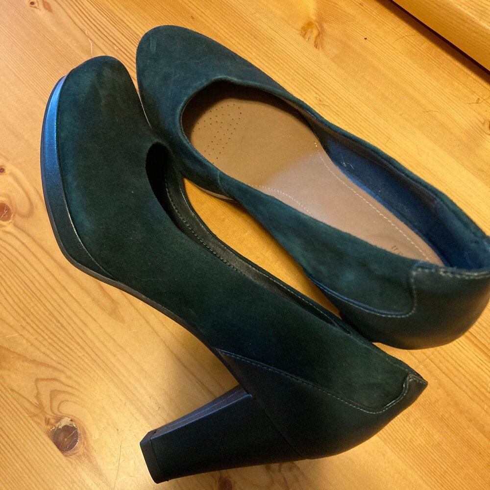 Gorgeous Clarks Artisan forest green suede pumps